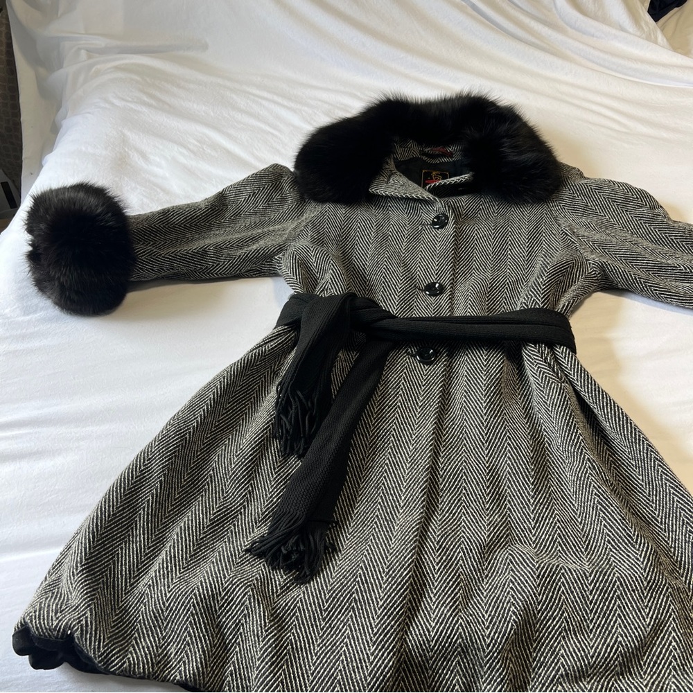 🚨 Last day Fri 🧳 Coat with Fur Trim